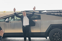 特斯拉鋰精煉廠破土動工，馬斯克駕Cybertruck出席