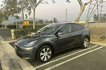 特斯拉開(kāi)始在英國(guó)部署V4超充樁，馬來(lái)開(kāi)售Model Y