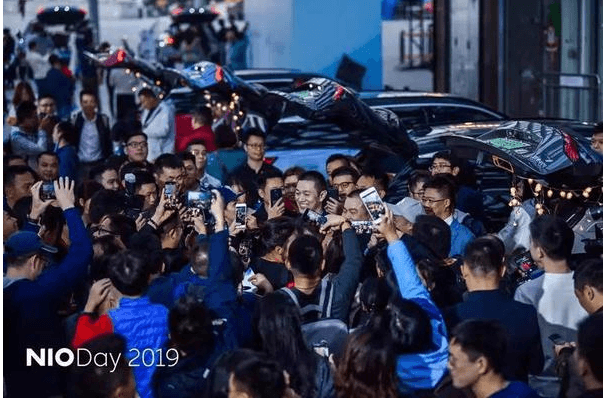 在2019NIO Day活动现场，李斌被用户团团包围.png