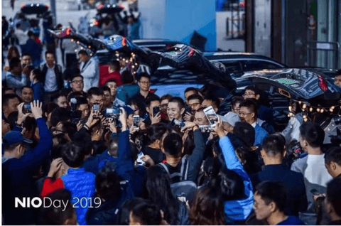 在2019NIO Day活动现场，李斌被用户团团包围.png