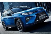 百公里油耗4.6升，标配8安全气囊，丰田新车反将本田一军