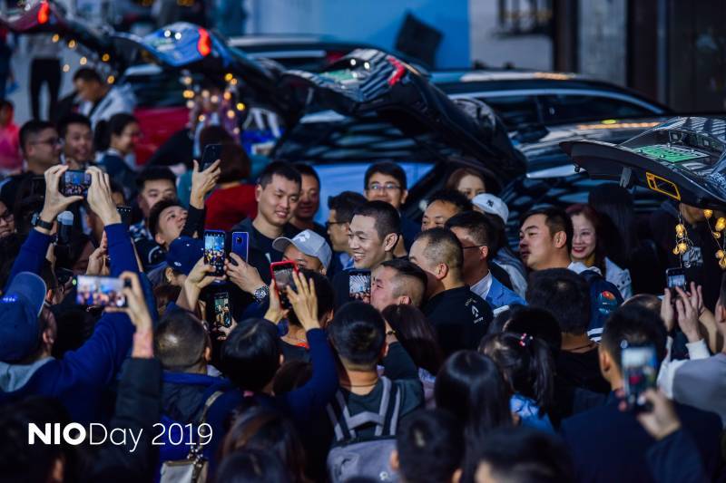 深圳2019 NIO DAY，李斌被用戶所包圍.jpg