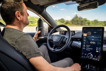 特斯拉和福特同日发布新功能，驾驶室摄像头正式登场