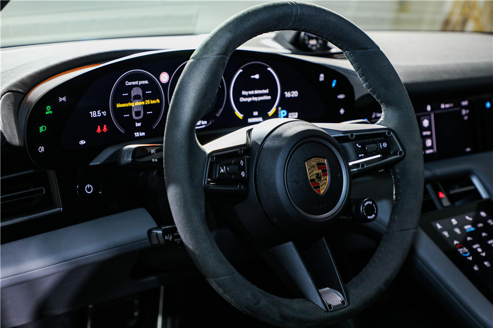 Taycan Turbo S_内饰03_副本.jpg