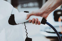 补贴退坡，谁在裸泳？补贴退坡下的车企众生相