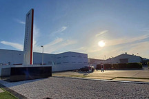 加拿大特斯拉超充站现神秘巨塔，网友热议用途成谜