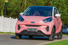 三月流樱粉 舒适配置丰富 三月买车力荐小蚂蚁女王版