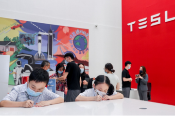 向阳特斯拉中心“两岁生日”，上海车迷送暖心祝福