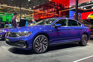 大众迈腾 GTE广州车展首发亮相，新车使用了大众新能源设计元素