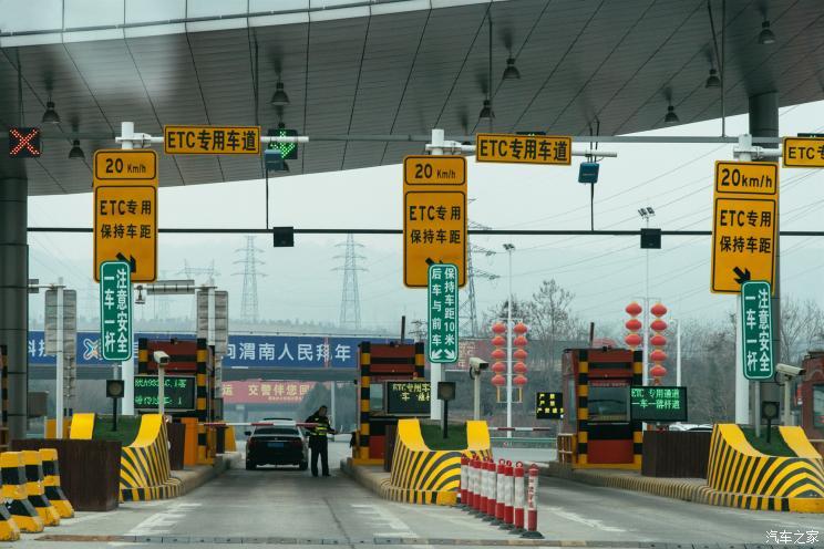 Платные станции скоростных автомагистралей Пекина откажутся от бумажных пропусков с 25-го числа