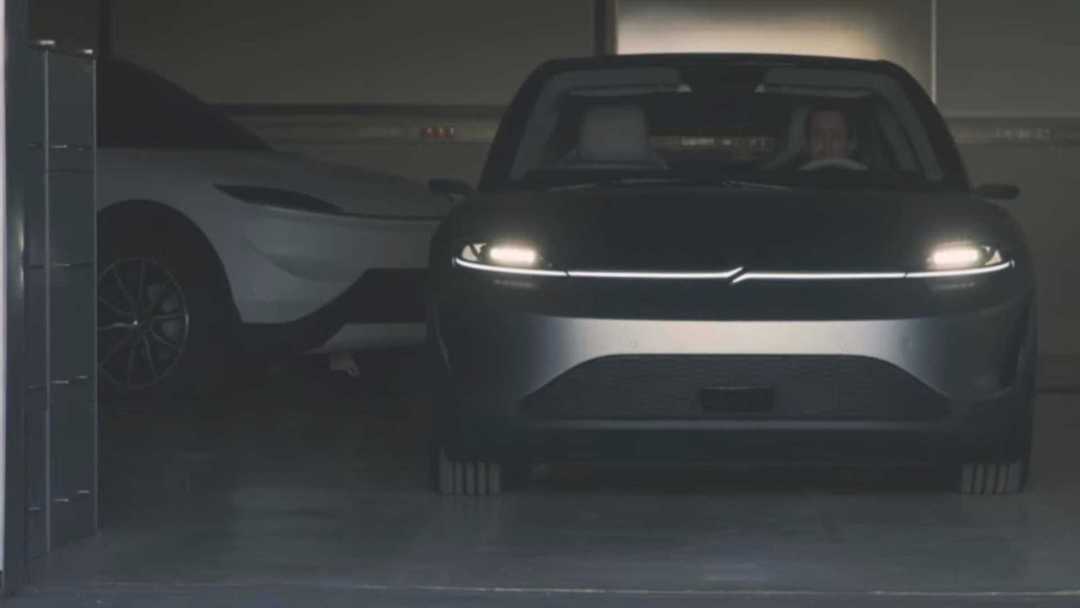 注意背后的白色 SONY  SUV 概念車