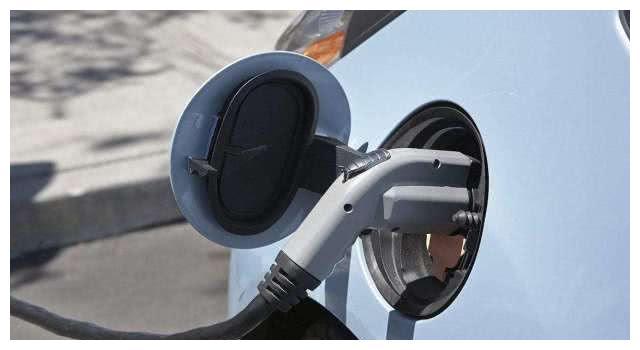 為啥買了油電混動的人都說后悔了？車主吐露心里話：養(yǎng)不起