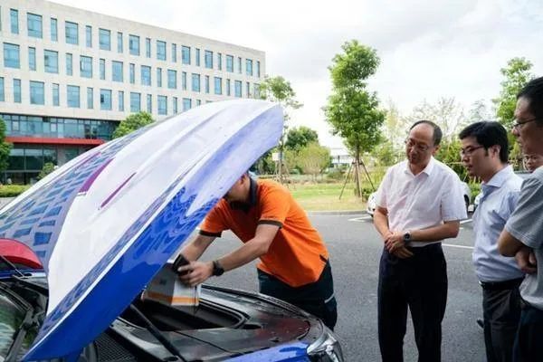 每換一次車(chē)標(biāo)都是危險(xiǎn)的，榮威這次換了倆