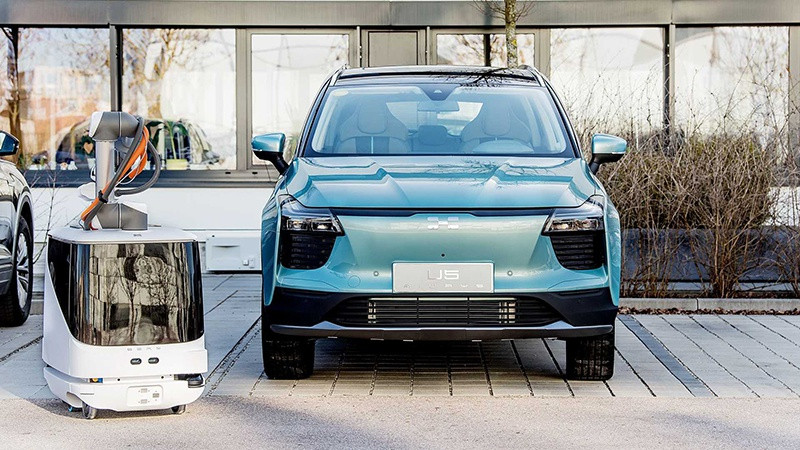 能自行找車的移動(dòng)充電寶 愛馳推智能充電機(jī)器人