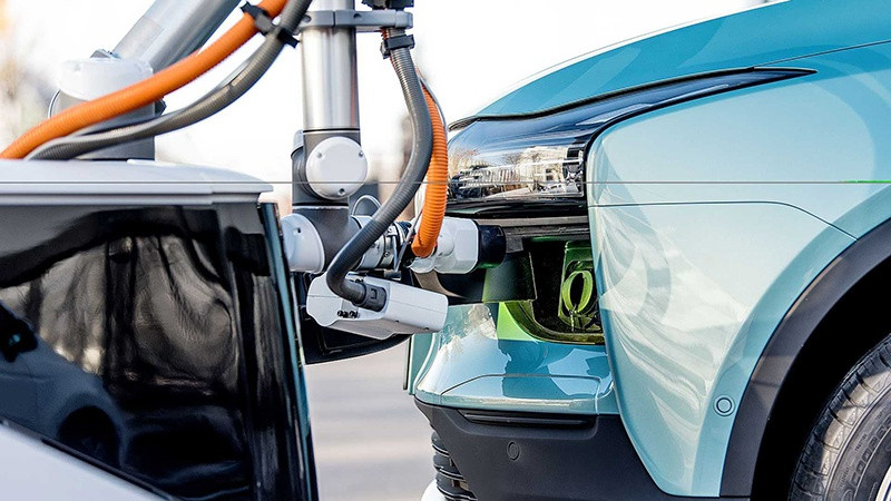 能自行找車的移動(dòng)充電寶 愛馳推智能充電機(jī)器人