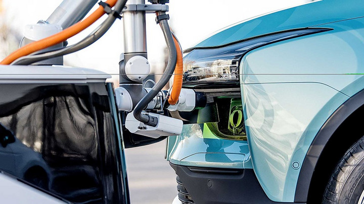 能自行找车的移动充电宝 爱驰推智能充电机器人