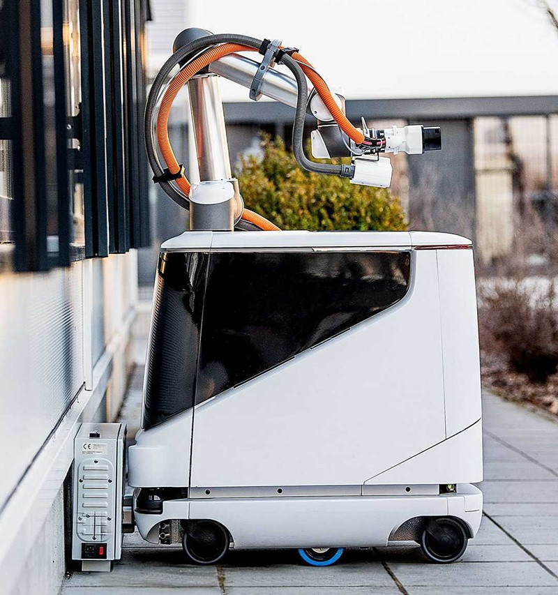能自行找車的移動(dòng)充電寶 愛馳推智能充電機(jī)器人