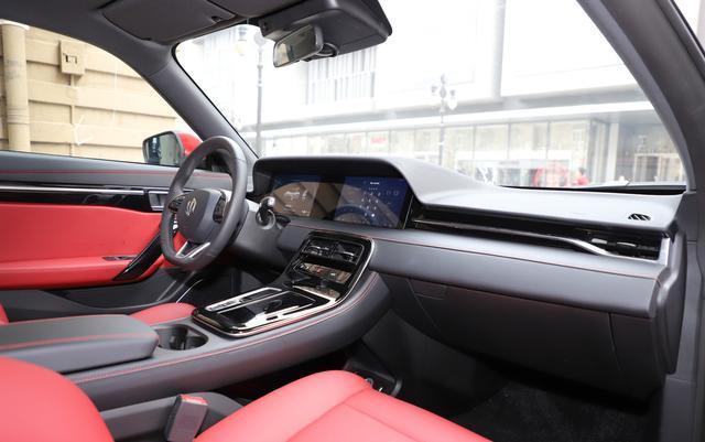 15萬內唯一“跑車”，配無框門+自動泊車，還能指脈開門+刷臉啟動