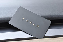 美国一男子将特斯拉钥匙芯片植入手背