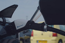 荷兰初创公司推出机器人充电枪 可自动连接电动汽车充电