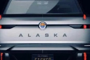 全新電動皮卡曝光？尾燈狹長，標(biāo)有加尼福利亞車牌酷似SUV