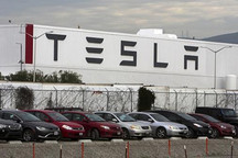 马斯克不再嘴硬 工厂停产呼吸机免费送