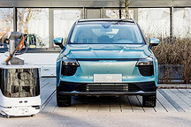 能自行找車的移動充電寶 愛馳推智能充電機器人