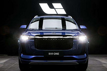 理想ONE長沙突發(fā)自燃，疑似車主自稱退伍消防兵自己用水管撲滅