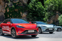 極狐汽車搭載高能量密度軟電池系統(tǒng)，碰撞時(shí)30分鐘內(nèi)不起火