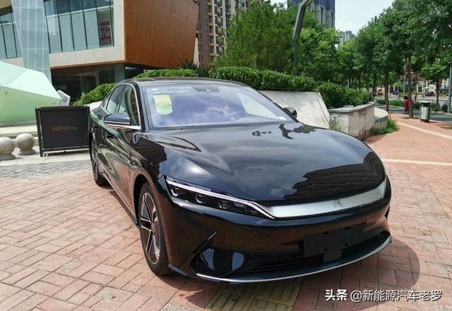 比亞迪漢濟南車主提車：沒亂收費，沒異味，隔音很好，內(nèi)飾很奔馳