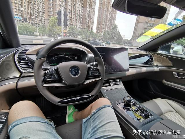 比亚迪汉济南车主提车：没乱收费，没异味，隔音很好，内饰很奔驰