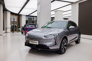 华为全球旗舰店直击：赛力斯SF5火爆现场