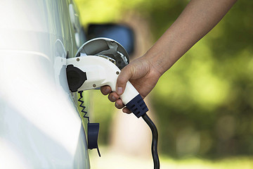 安波福掘金電動化：提前多年布局線束、充電槍和連接器，技術(shù)正反哺全球公司