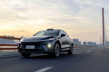 高阶智能驾驶的拐点，或许从软件开始