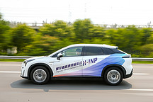 落地難 VS 市場大，誰能搶灘 Robotaxi 的未來？