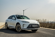 降 3 萬(wàn)、補(bǔ) 3 萬(wàn)，「問(wèn)界式降價(jià)」跟不跟？