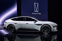華為加持的純電轎車：阿維塔和智界訂單爆了，Model 3 慌了？