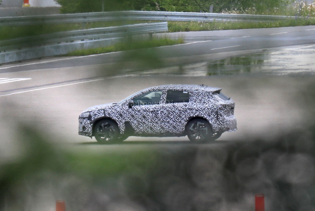 all-new-nissan-rogue-sport-spied-in-europe-hiding-as-the-2021-nissan-qashqai_3.jpg