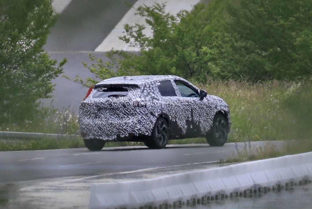all-new-nissan-rogue-sport-spied-in-europe-hiding-as-the-2021-nissan-qashqai_2.jpg