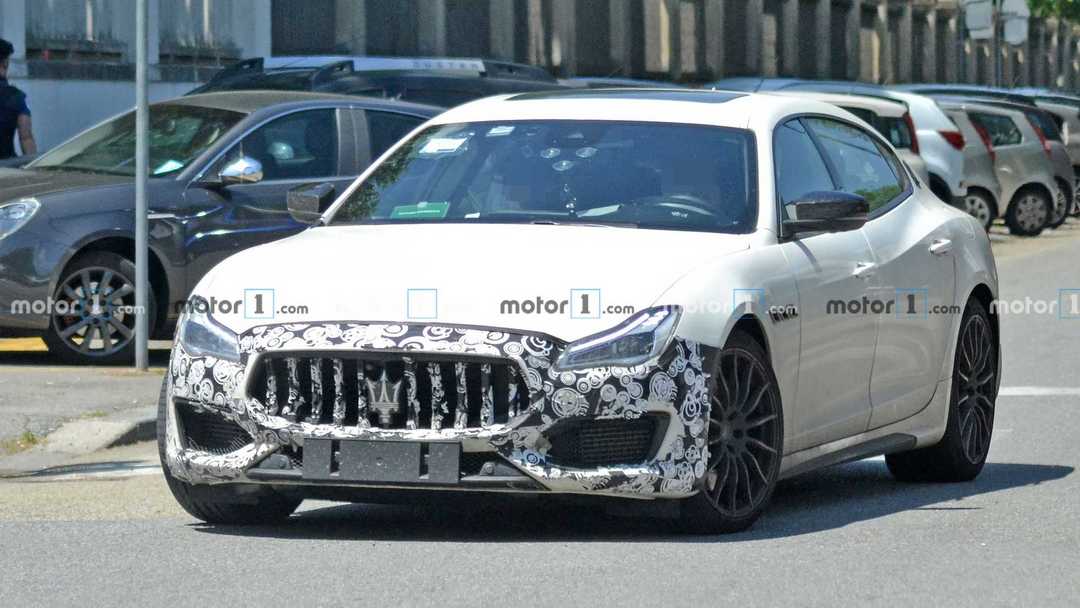 maserati-quattroporte-refresh-spy-shots-turning.jpg