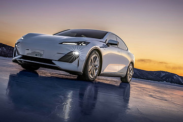 前方高能！长安深蓝惊艳首秀，C385出场即成焦点