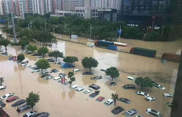 广州暴雨致电动车泡水损坏 保险公司称只能报废