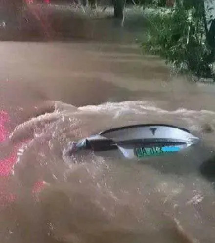 广州暴雨致电动车泡水损坏 保险公司称只能报废