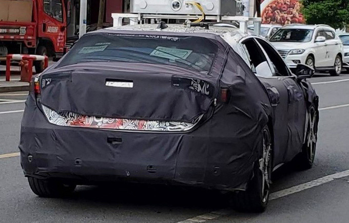 領(lǐng)克純電動(dòng)跨界車諜照  續(xù)航600km預(yù)計(jì)年底投產(chǎn)-圖2