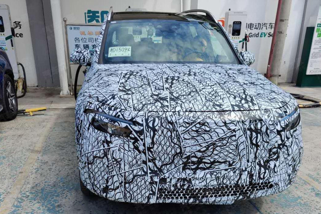 Обнародованы шпионские фотографии Mercedes-Benz EQB, прошедших отечественные дорожные испытания. Ожидается, что срок службы батареи достигнет 400+ километров.