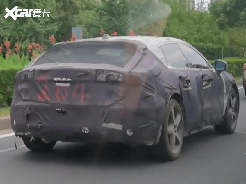 領(lǐng)克DC1E純電轎車路試諜照