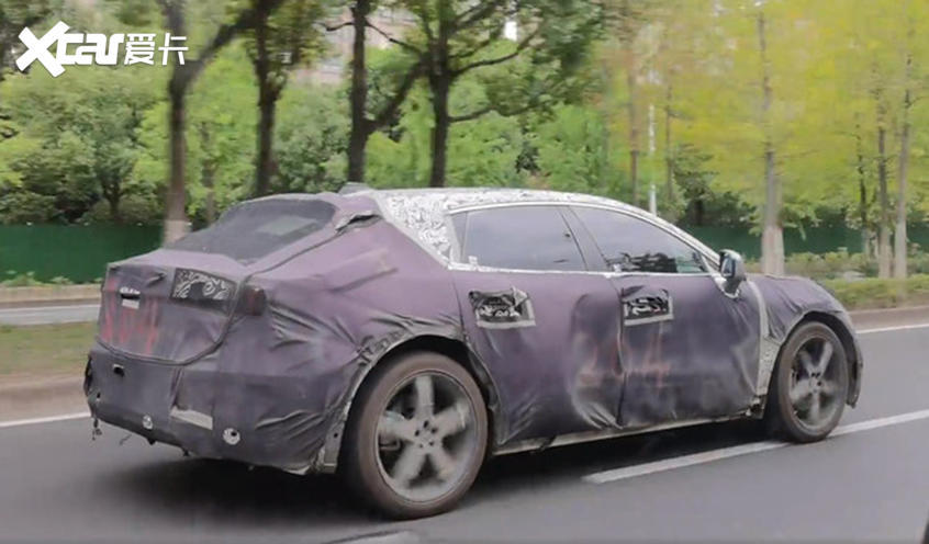 領(lǐng)克DC1E純電轎車路試諜照