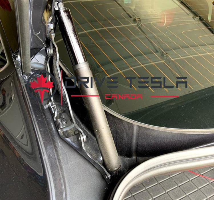 改款前的Model 3后备厢支撑杆