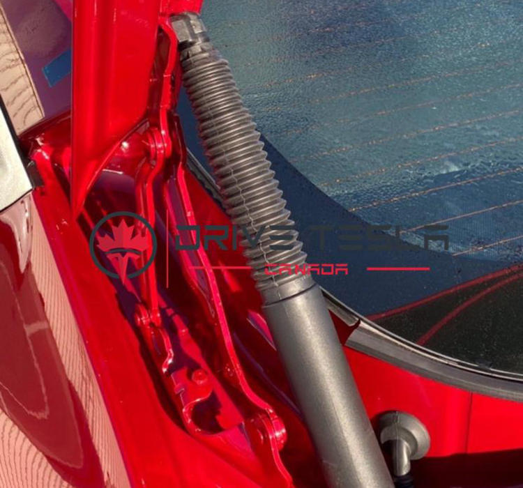 改款后的Model 3后備廂支撐桿