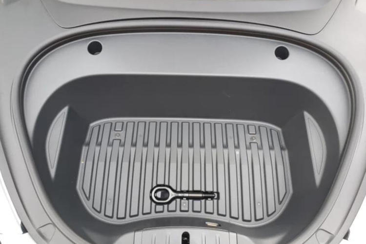 改款后的Model 3前備廂